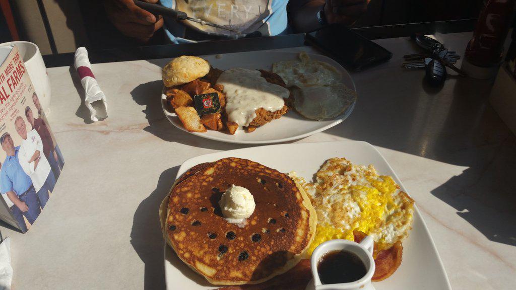 vsmodel54's tweet photo. Had a great breakfast at @Silver_Diner w/@Steffon88. Fresh & hearty options that are affordable #catchuswhenyoucan http://t.co/RXkFzarYx4