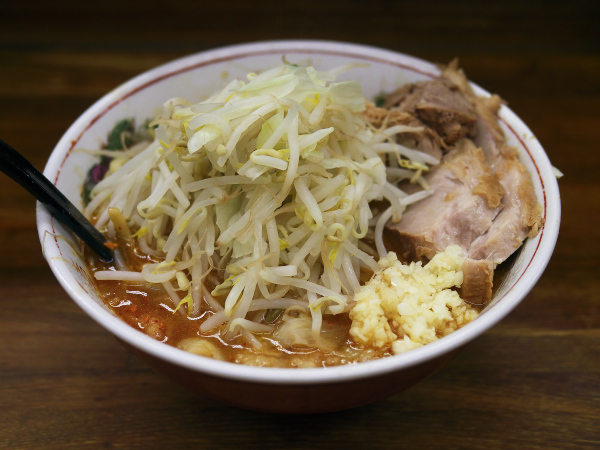 tommolux50's tweet photo. 午前中瀕死で待ち焦がれてたSGGシバけなかった腹いせに中央線を途中下車してホットなミニドーピングキメてから八王子のギグに臨んだ＠ラーメン二郎・新小金井街道店 #OnlyFoodPhoto http://t.co/jpqZGSlKOt