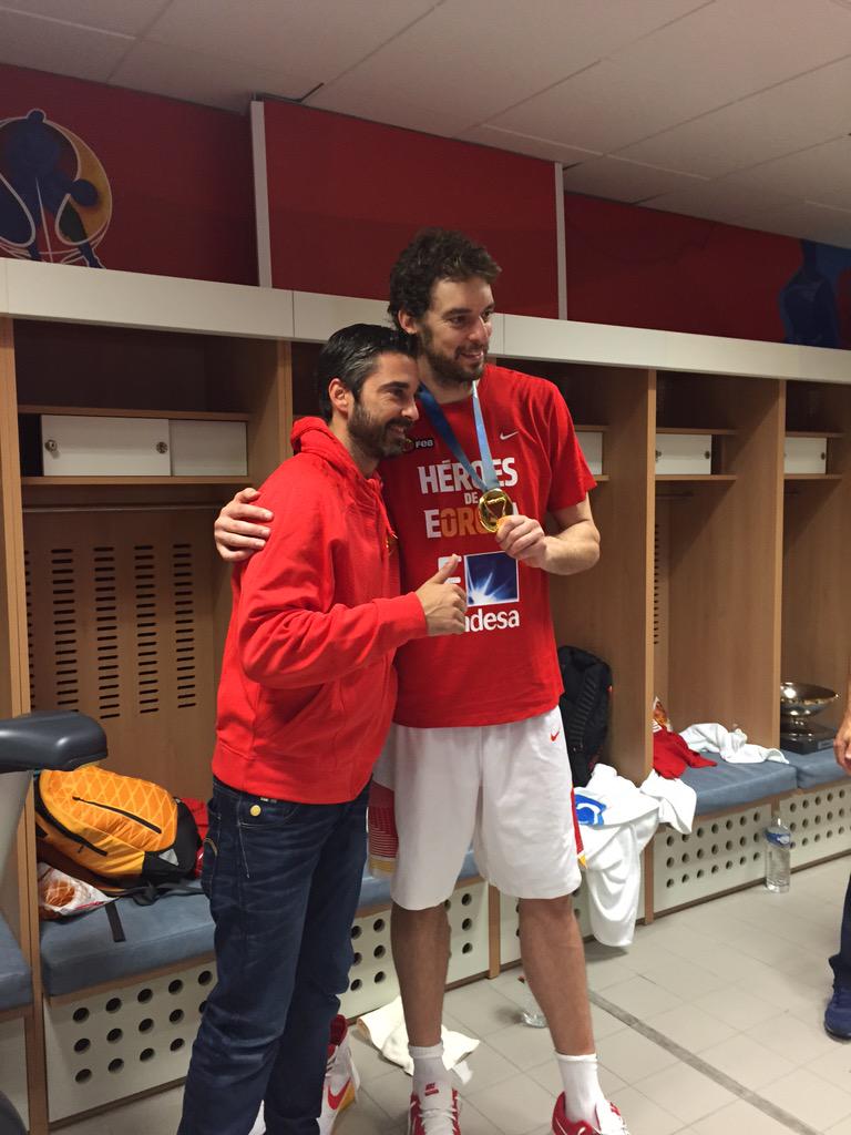BaloncestoESP's tweet photo. El abrazo entre @paugasol y Juan Carlos Navarro. Siempre juntos, siempre equipo! http://t.co/WJ7UPUXRM4