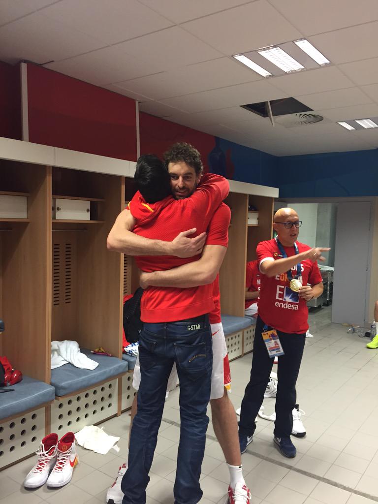 BaloncestoESP's tweet photo. El abrazo entre @paugasol y Juan Carlos Navarro. Siempre juntos, siempre equipo! http://t.co/WJ7UPUXRM4