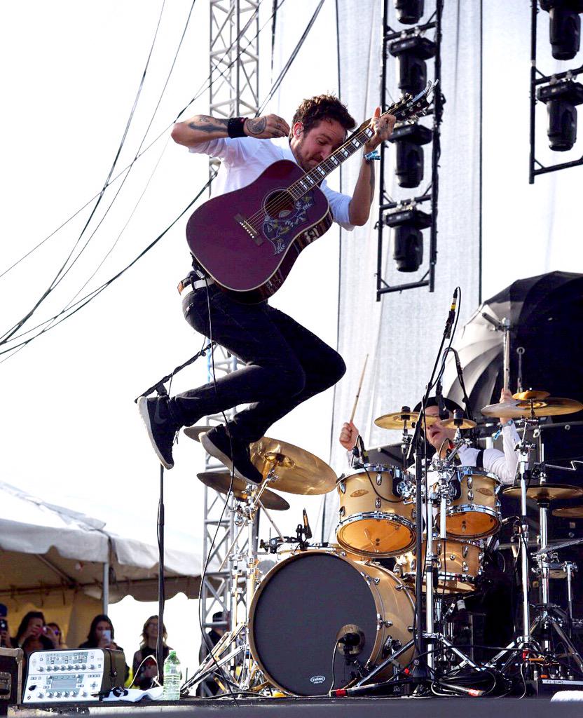 the_edge's tweet photo. That's some serious height there Mr. Turner!! @riotfest @frankturner #EdgeAtRiotFest #RiotFestTO π·: @MBP_1 http://t.co/irYR3WTtOv