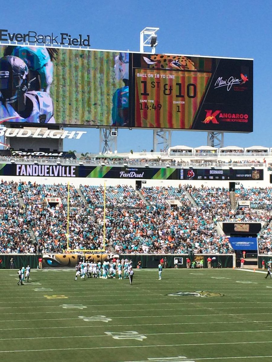 IsSharonHomeYet's tweet image. Beautiful day for football! #movethosechains #Jaguars #jagsgamedaylive