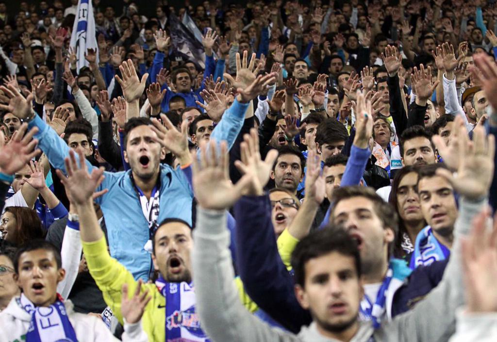 IkerCasillas's tweet photo. Enorme equipo, enorme afición!! #SomosPorto 🔵⚪️ #FCPorto http://t.co/yMe8RE9kd5
