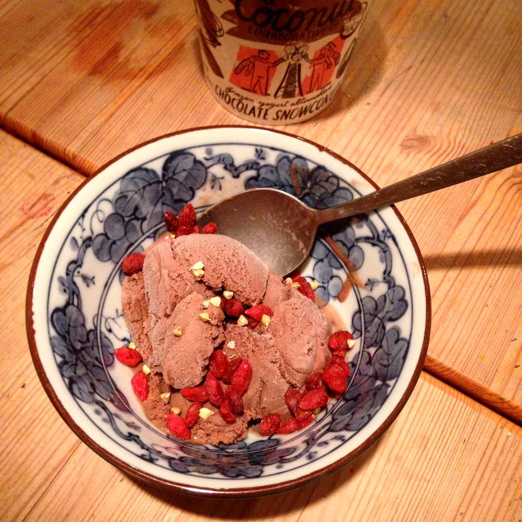coconutcollab's tweet photo. Late night snacking perfection with chocolate #snowconut #vegan #dairyfree #refinedsugarfree #glutenfree http://t.co/dYDWA4nako