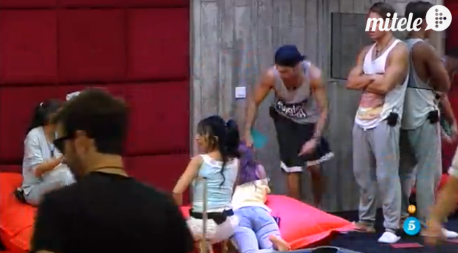 ghoficial's tweet photo. Por donde pasa Maite no crece la hierba. Pero ¿queréis que siga en la casa?
RT->Queremos más
FAV->Que se vaya ya http://t.co/N1qiCswPe7