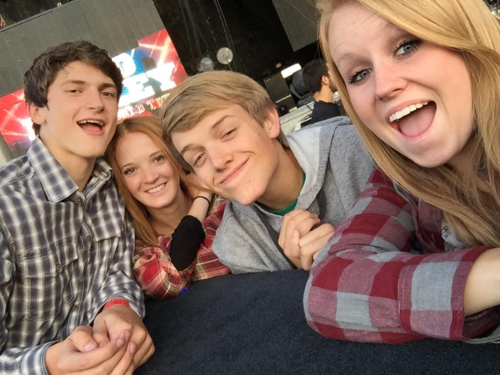 meyer_rae's tweet photo. Brad Paisley concert ✅ http://t.co/XTvgLlkBli