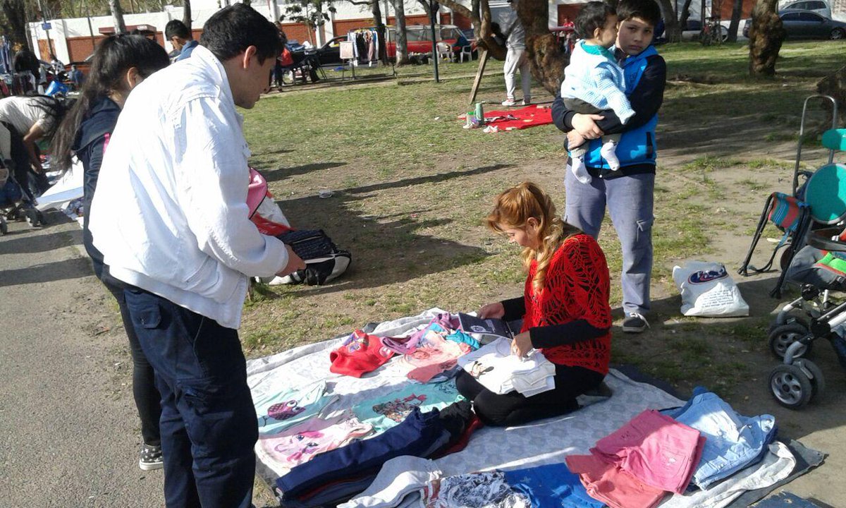 JR_Lanus's tweet photo. #losLapicesSiguenEscribiendo explicándole a lo vecinos de lanus sobre el boleto educativo http://t.co/ViRpeL7uYP
