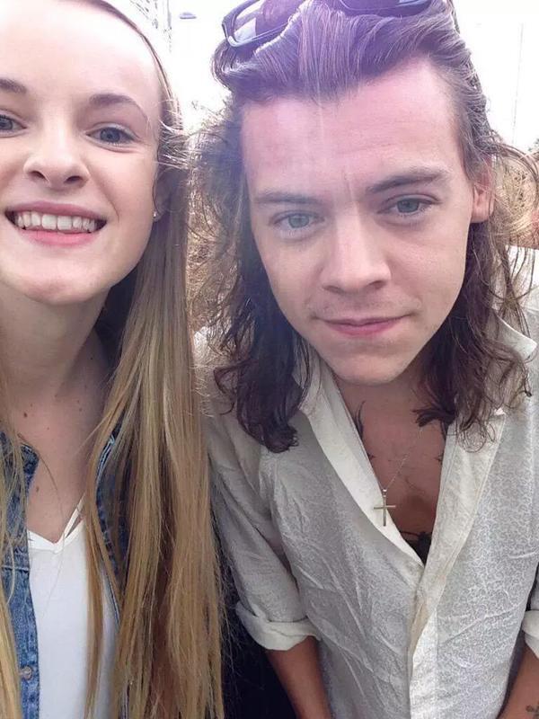 Harry with fans at the airport in London today! (September 20th
