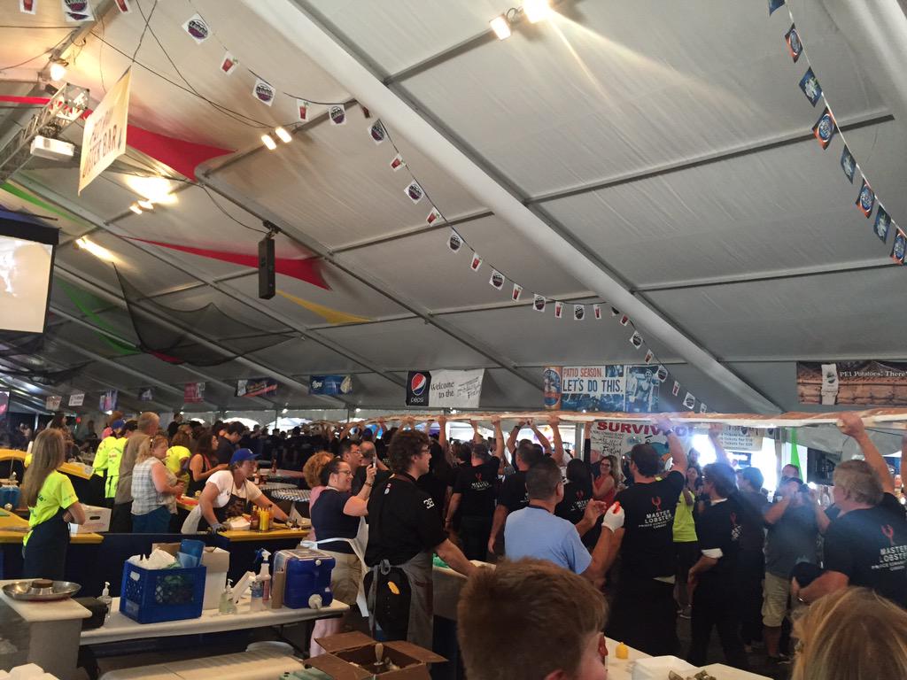 PEI_Shellfish's tweet image. The @PEIFishAssoc 78ft Lobster Roll bun has landed! #shellfish20th