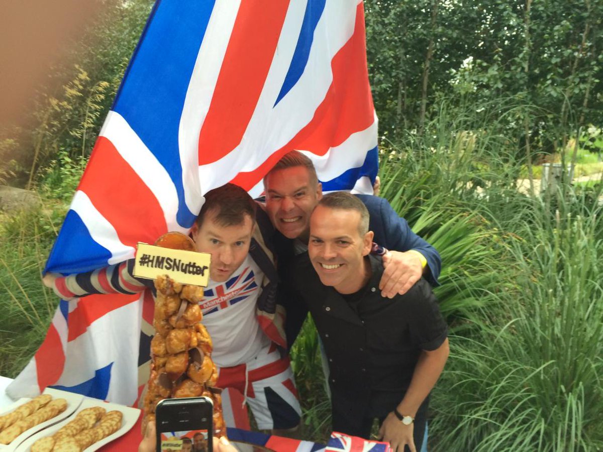 epic_gobshite's tweet photo. Photobombing with @nutsfood and @simonjwoodUK #HMSNutter #BittenBanquets http://t.co/CmbPMik6bd