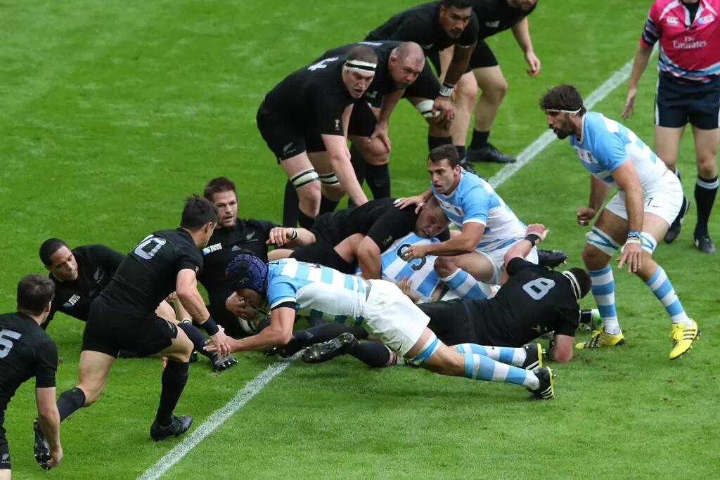 worldrugbyshop's tweet photo. #ARG have a slim lead over defending champions #NZL at the half. #RWC2015 http://t.co/ufu9Tgdvyw