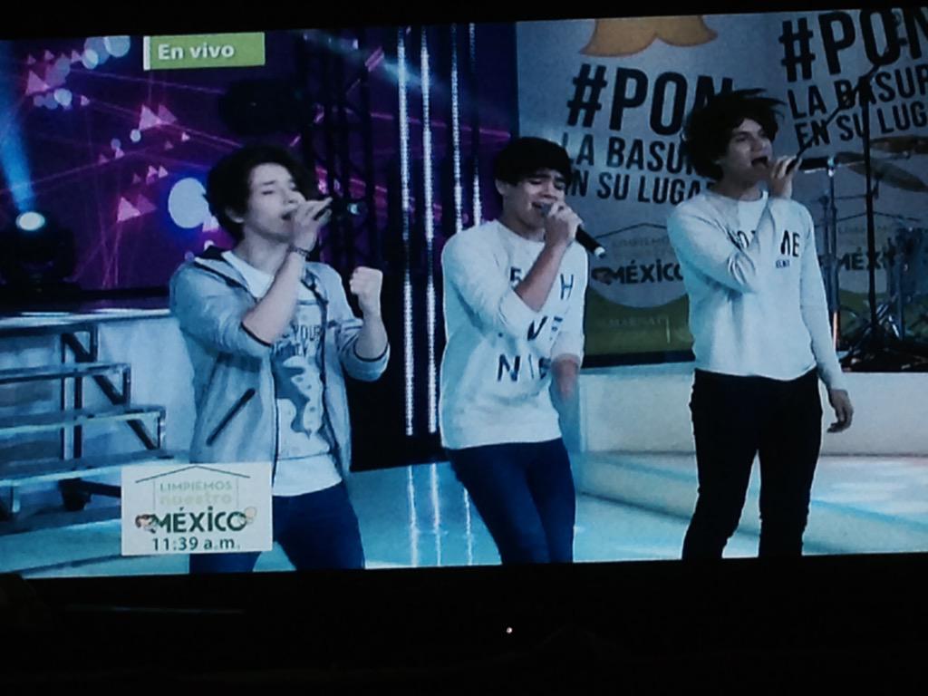 mariiapattricia's tweet image. Lo bueno que iban a cantar Para Siempre😂😍🙌🏼 @somosCD9 @JosDice @soyalonsovillal #CD9EnAztecaLNM