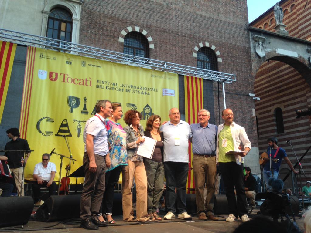 FANradio's tweet photo. In piazza Dante per la storica firma della Carta di Verona. Delegati #unesco per i beni immateriali #Tocati2015 http://t.co/ZGJzEr31YY