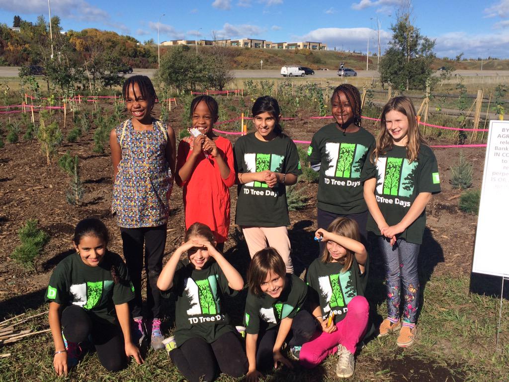 KBeltgens's tweet photo. Thank you to all the volunteers at #TDTreeDays at Sue Higgins Park #3generations #girlguides #natureLEAD http://t.co/zYqz2UOx7A