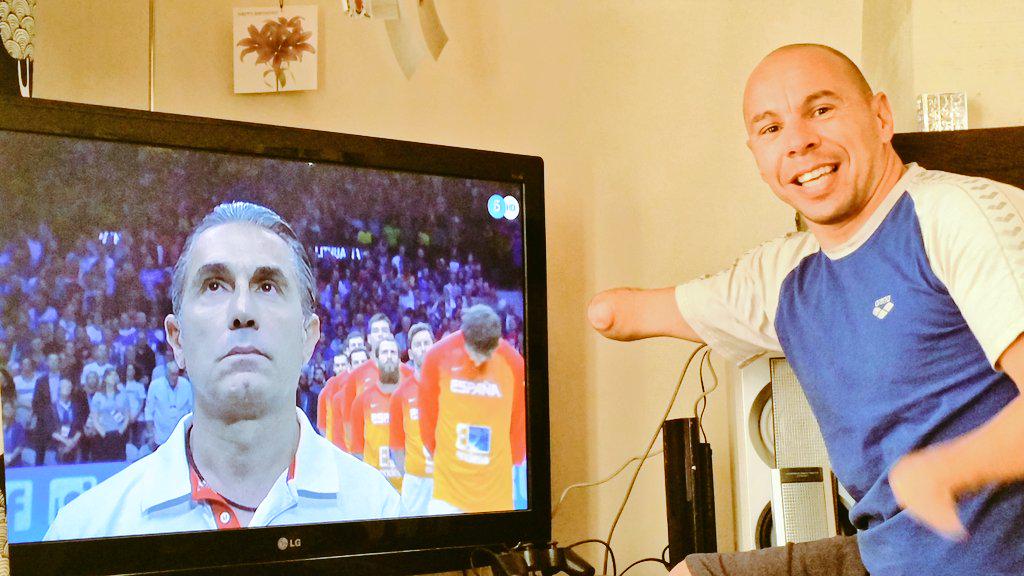 xavi_torres's tweet photo. Yo ya estoy listo. Aquí está mi foto preparado para el partido. Y la tuya? #ESPvsLIT #VamosEspana
#atope 🏀🏀🏀✌✌✌💪💪💪 http://t.co/2Mts9htaGS