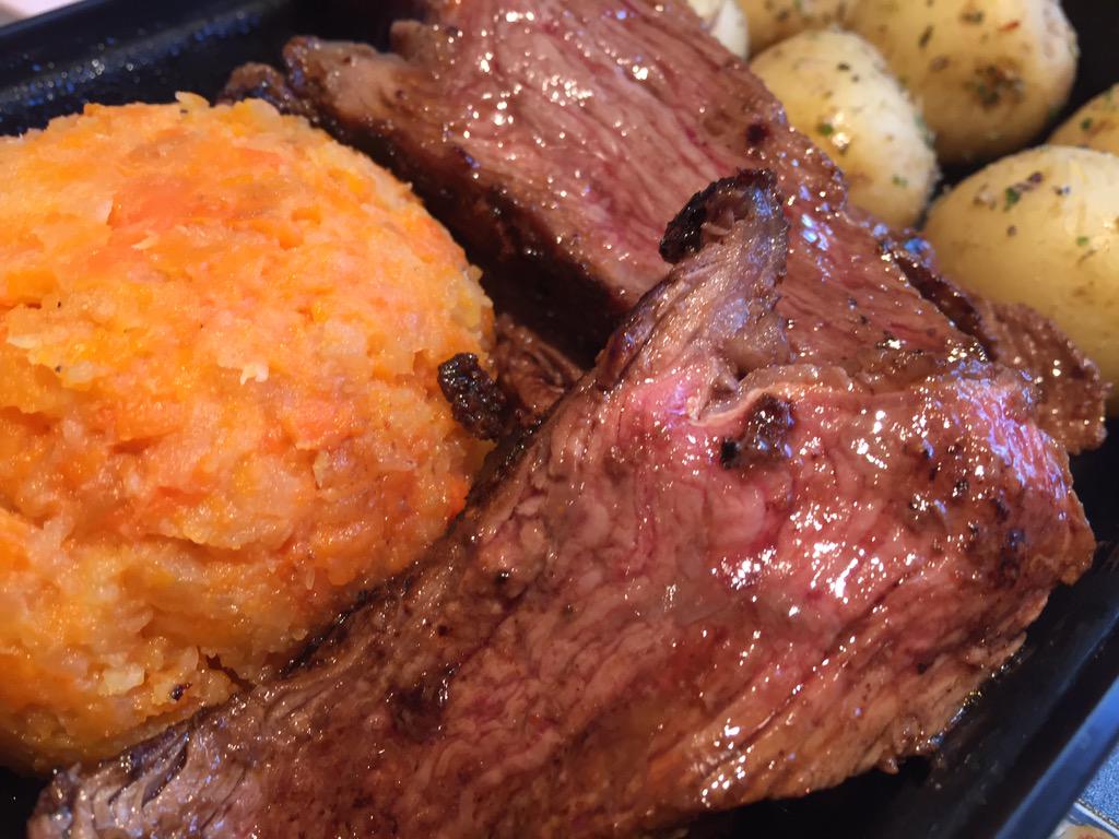 kisseyskitchen's tweet photo. Beef, swede and carrot mash with herb new baby potatoes. #tasty #healthy #iron #mealprep #food #prep4you http://t.co/QNc2IYEhu3
