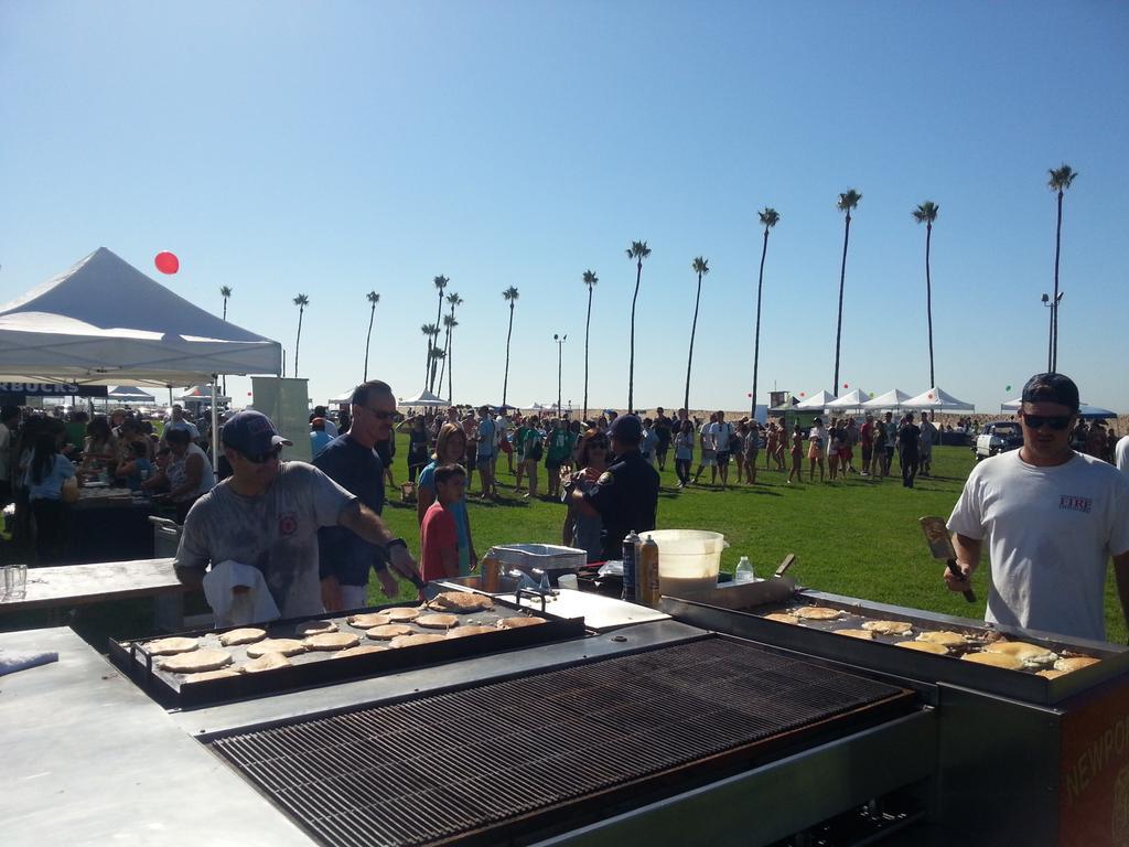 NewportBeachLG's tweet photo. The post #Peer2Pier Challenge pancake brunch cooked up by NB Fire. http://t.co/4Z1JGP23zg