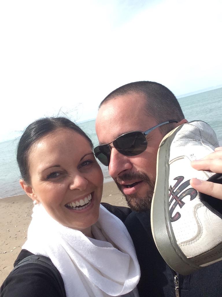 sirloin78's tweet photo. Didn't think my shoe phone got reception on the beach...
#spyproblems
#samandbengethitched http://t.co/aHqUc7JkvR
