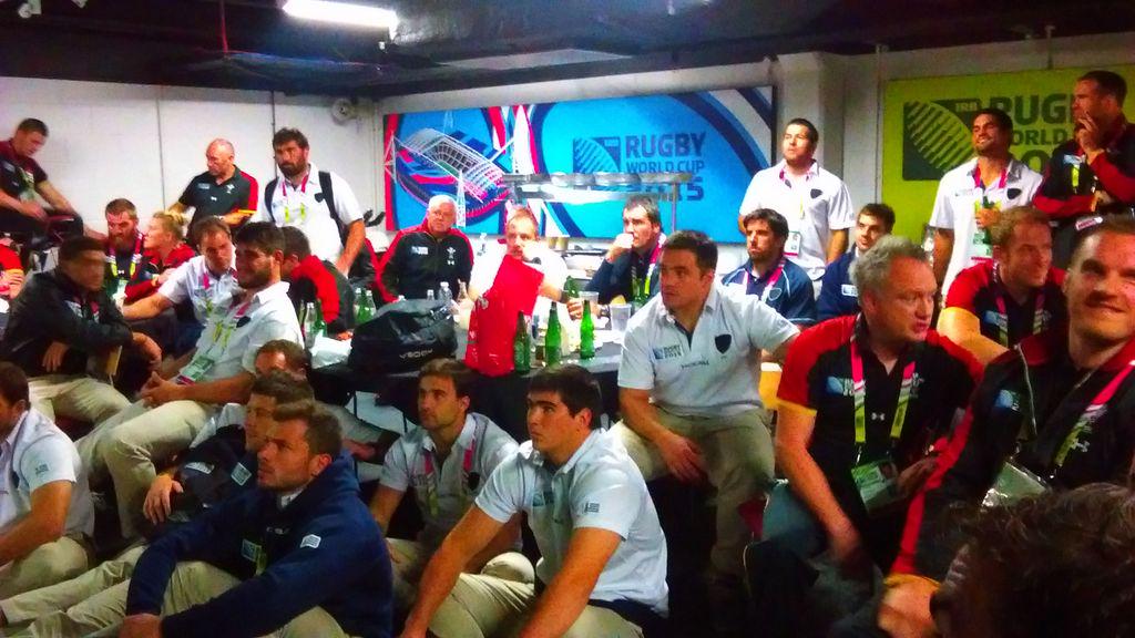 RugbyUruguay's tweet photo. Esto es rugby: @welshrugbyunion invitó a Los Teros a hacer un tercer tiempo en el vestuario. Miran Pumas-NZ #RWC2015 http://t.co/1ZD4kGUvrF