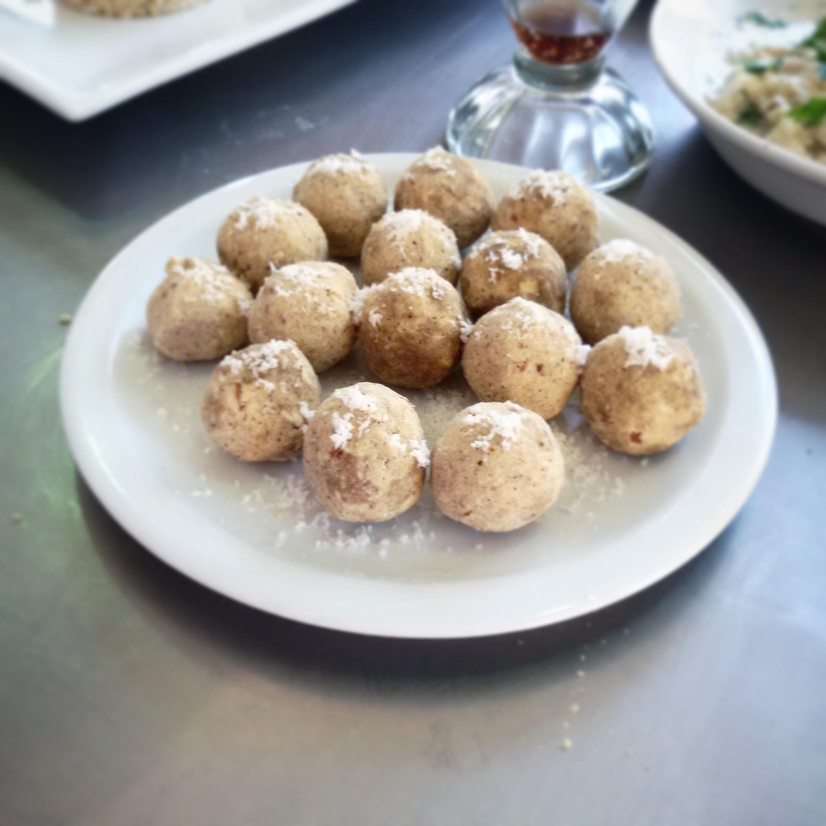 ADScocina's tweet photo. http://t.co/gT1VCFNhhx Hoy laddu! #CocinaHindu #Dulce #Amantesdelsabor http://t.co/20dvR1zrrt