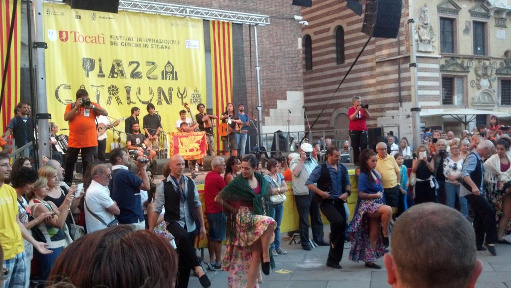sancaveneta's tweet photo. Al termine di #tocati2015 un saluto dei musicisti catalani al Veneto che li ha ospitati. @VenetoPossibile @larenait http://t.co/TMmxIFHKoM
