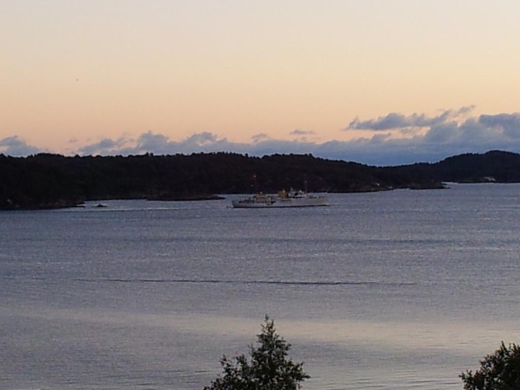 reginalein's tweet photo. #Kongeskipet i #Mynteviken http://t.co/qfRTj9mt5y