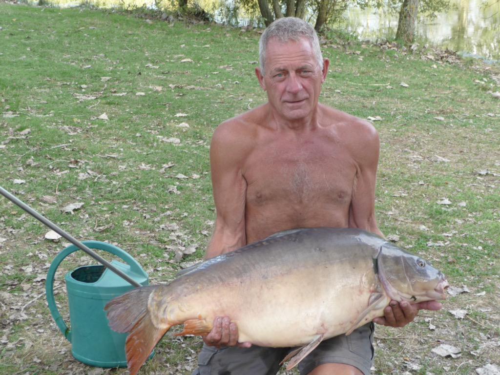 CarpMan284's tweet photo. Good week in France 47lb 4oz, 37lb 7oz, 38lb 5oz mirrors plus a nice pike, booking up for our next trip. http://t.co/rdOLO6sCI2