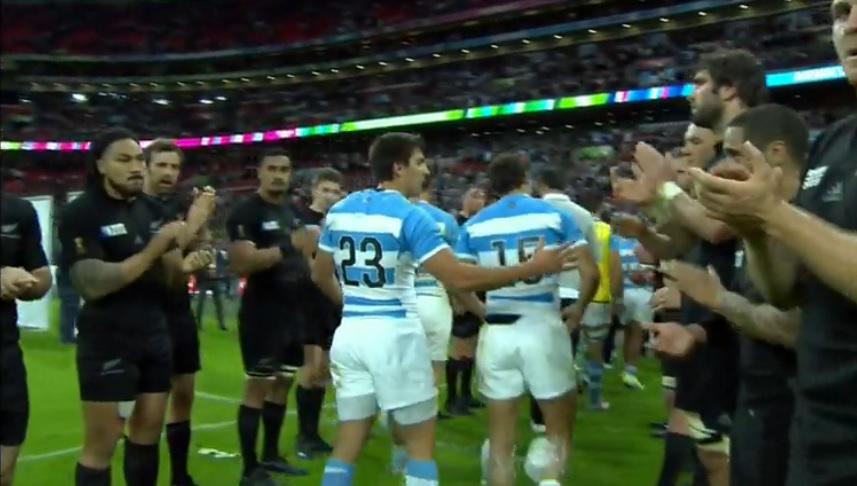 El aplauso de los campeones del mundo para #LosPumas tras el partido en Wembley 
#PUMASxESPN
