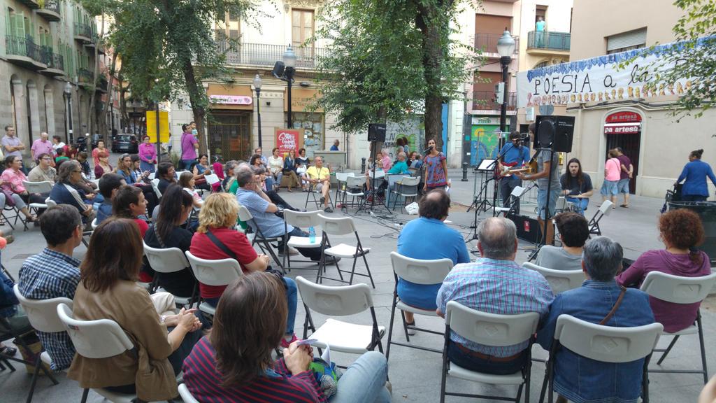 assembleastap's tweet photo. Els Pèsol Ferestec animant la gent que va passant aquesta tarda per  #PosiaALaPlaça4 http://t.co/ozMUsodydS