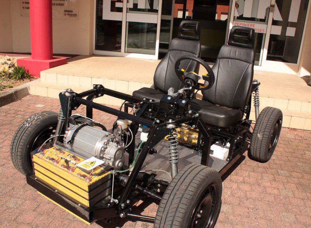 futurasciences's tweet photo. #Ampool : une voiture de 4 places vendue en kit, et expédiée par @GroupeLaPoste ! http://t.co/2eJcK9DuoA http://t.co/d8CL25ZWcp