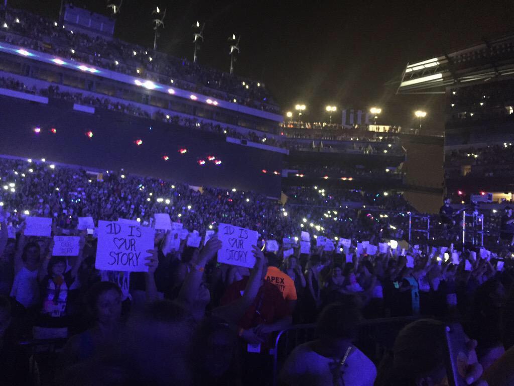 halseykinda's tweet photo. #OTRAPhilly #otraphillyproject #rememberotraphilly forever grateful that we made the boys smile during soml❤️ http://t.co/wDt38OseVb