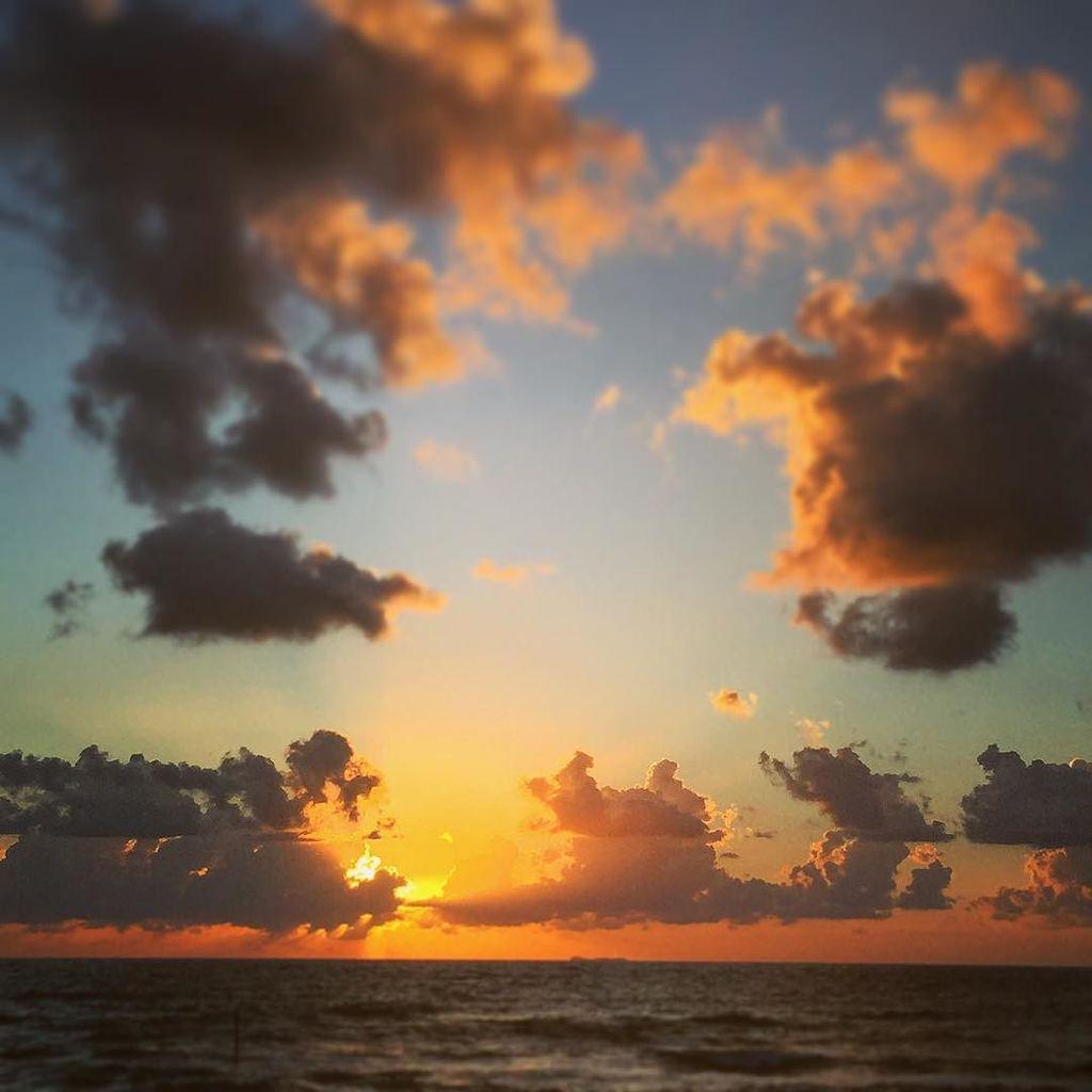 BeyondTheLens's tweet image. About 7 years ago I witnessed the most amazing sunset happening in the sky on the tail end of a very long road trip…