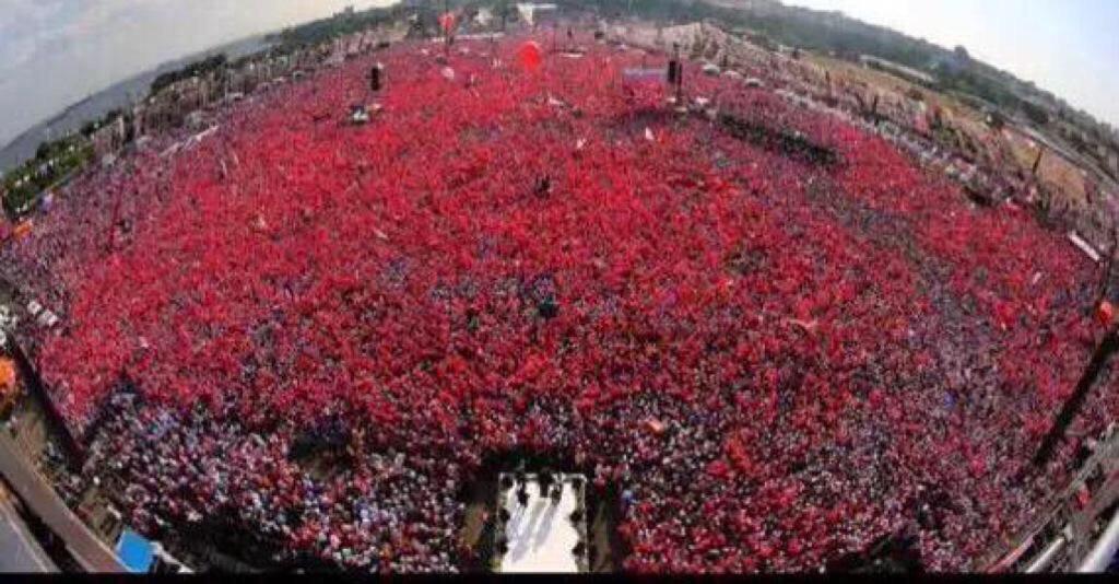 idrisgulluce's tweet photo. Bu gün yüzbinlerce İstanbullu birlik ve beraberlik için #TeröreKarşıTekSes mitingine koştu. Teşekkürler İstanbul. http://t.co/PmMRlXe2U4