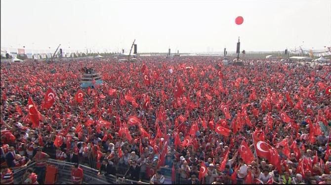 idrisgulluce's tweet photo. Bu gün yüzbinlerce İstanbullu birlik ve beraberlik için #TeröreKarşıTekSes mitingine koştu. Teşekkürler İstanbul. http://t.co/PmMRlXe2U4