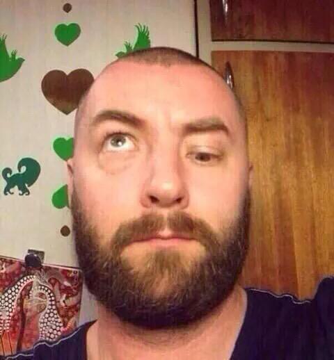 squ__'s tweet photo. شكلي اذا حد يسولف وانا ع الفون 🌚😂 http://t.co/ixvbvbkJrP