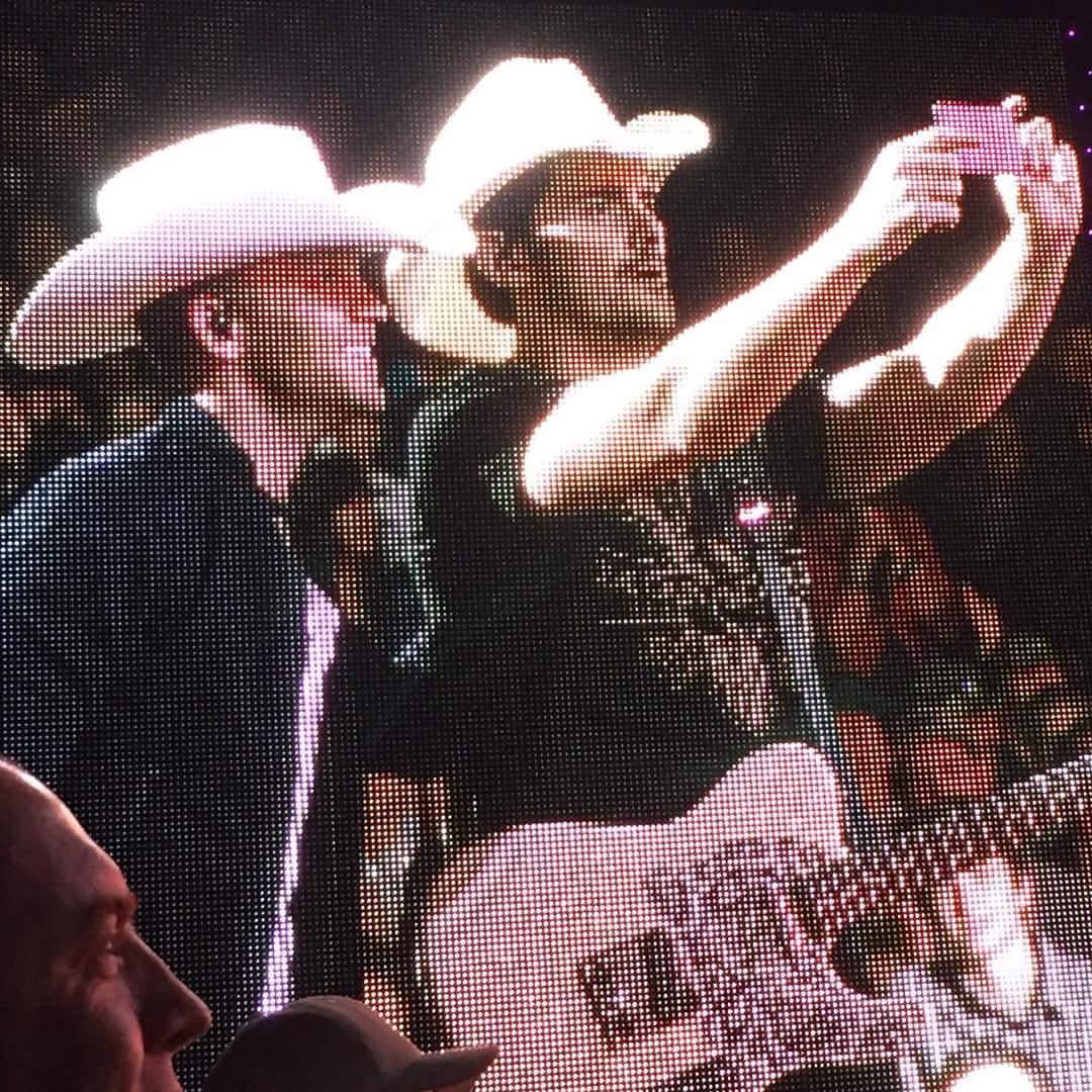 aloha_dj's tweet photo. @BradPaisley @JustinColeMoore  best picture of the night! Killed it in Salt Lake! http://t.co/6qplUCZQr5