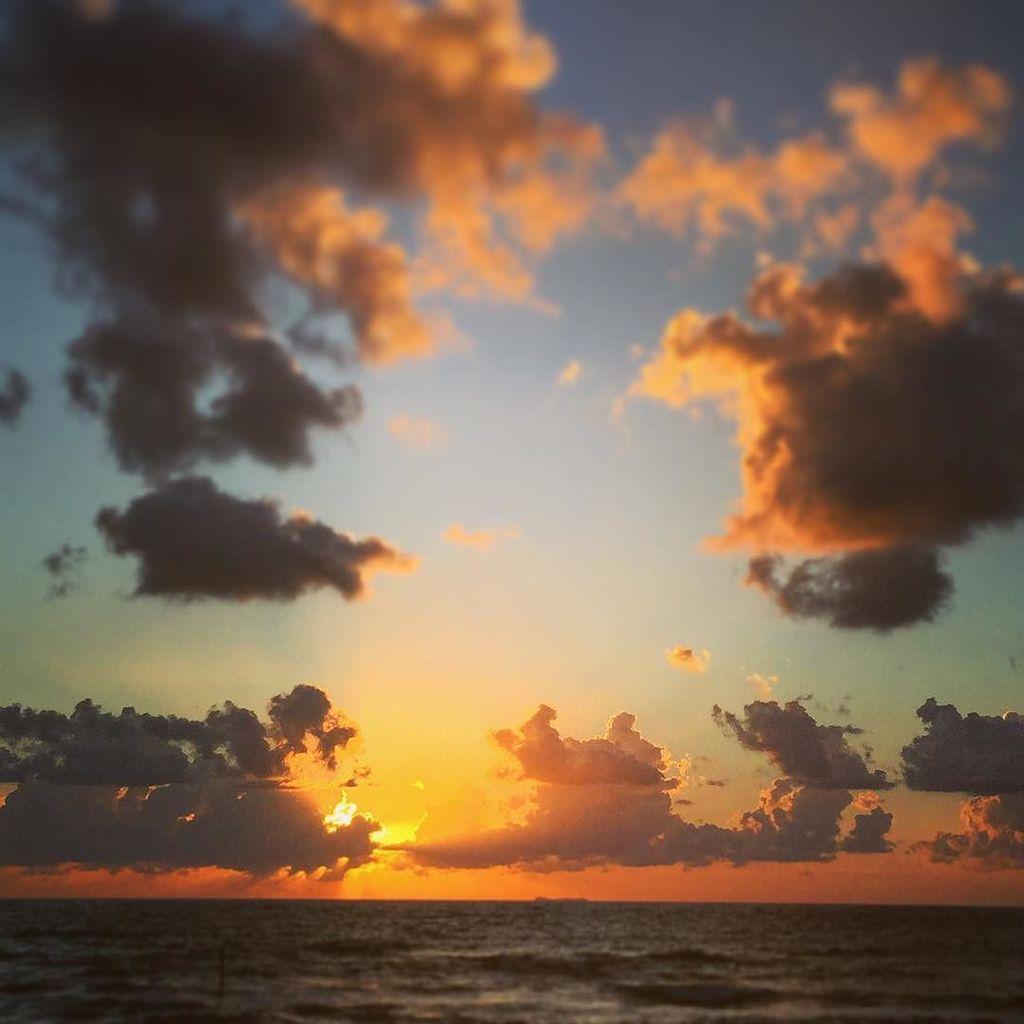 BeyondTheLens's tweet image. About 7 years ago I saw the most amazing sunset beginning in the sky on the tail end of a very long road trip. I wa…