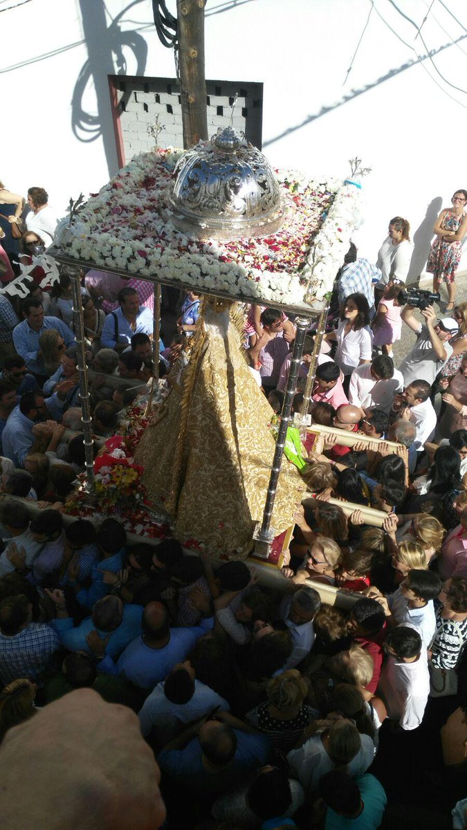 Piilar180195's tweet photo. Reina de Carmona. ¡Viva la Virgen de Gracia! 👑 http://t.co/SmhzpeeeuY