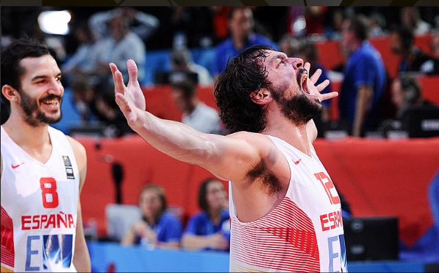 BasketDivine's tweet photo. Campeones, Campeones! España Campeona d Europa por tercera vez en su historia!
Sois #Leyenda!
#Eurobasket2015
🇪🇸🇪🇸🏆🏆🏆 http://t.co/apzGy90yNv