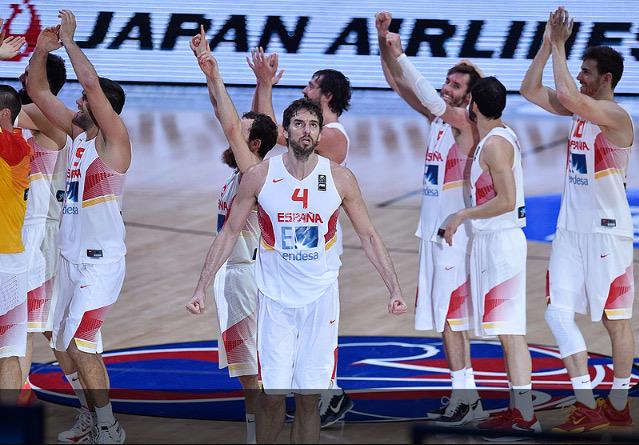 BasketDivine's tweet photo. Campeones, Campeones! España Campeona d Europa por tercera vez en su historia!
Sois #Leyenda!
#Eurobasket2015
🇪🇸🇪🇸🏆🏆🏆 http://t.co/apzGy90yNv