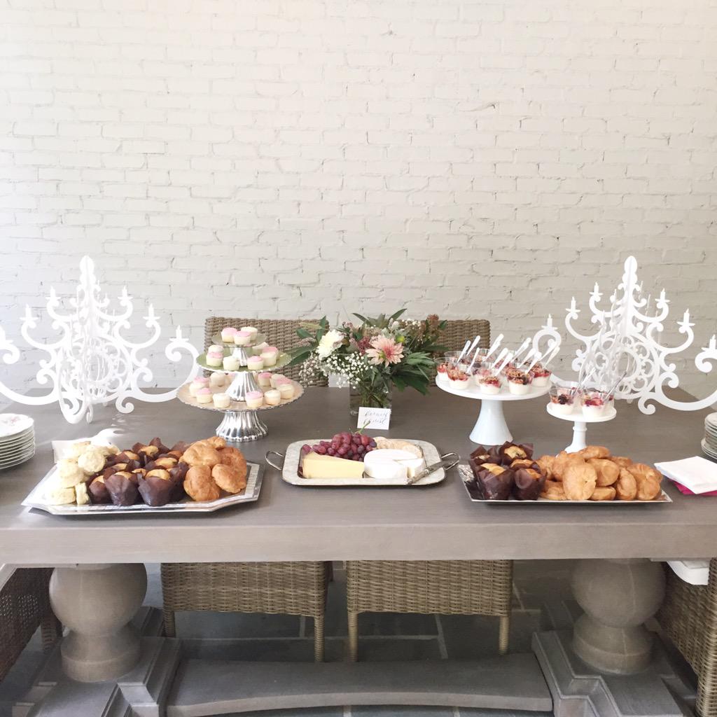 FashionableHost's tweet photo. The #FHeventPCB brunch table! @TheSouthernSOS @Chandelierbynk @TheFarmersFlorist @GigisNashville http://t.co/SMlUNN4chv