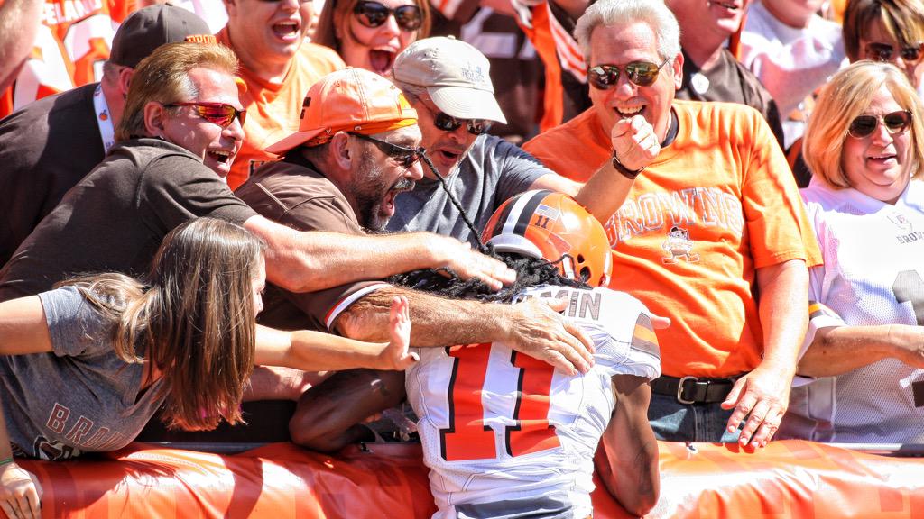 Browns's tweet photo. First half recap: Travis Benjamin is faaaaaaaast. ⚡️ #TENvsCLE http://t.co/PnelysSwpO