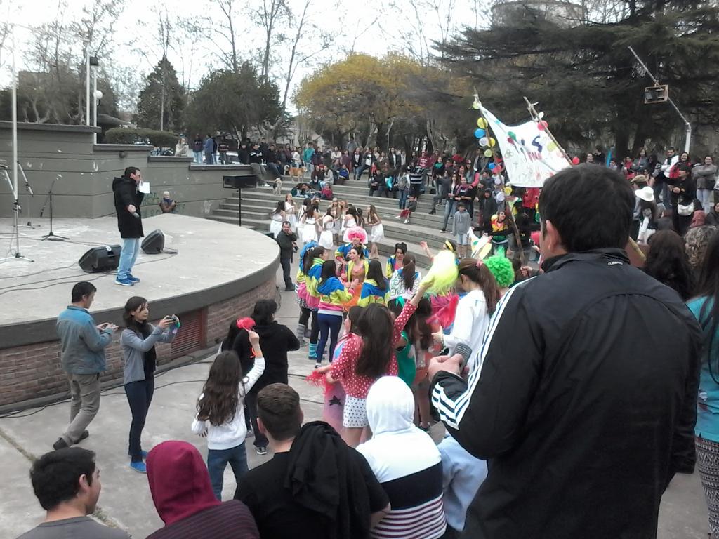 jef_rauch's tweet photo. Farándula en Rauch organizada por Federación cemtros de Estudiantes. Alegría total @BAeducacion @MarisaRecio http://t.co/AlzTm5sZsc