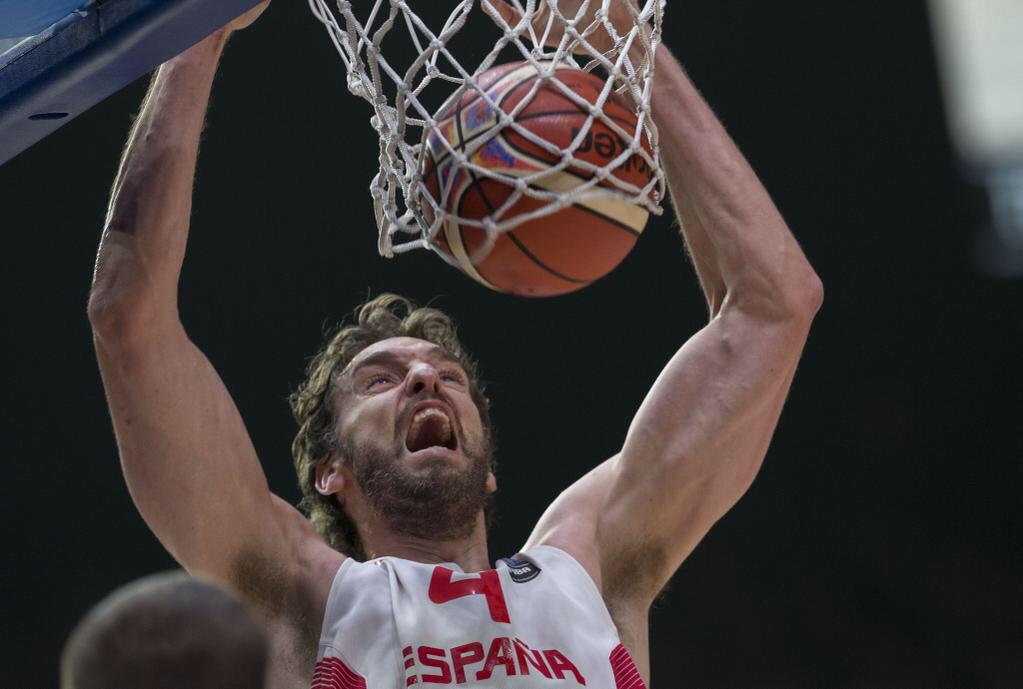 NBAspain's tweet photo. El jugador de @baloncestofeb y los @chicagobulls @paugasol nombrado MVP del #EuroBasket2015 @FIBA http://t.co/OShg8lsJAP