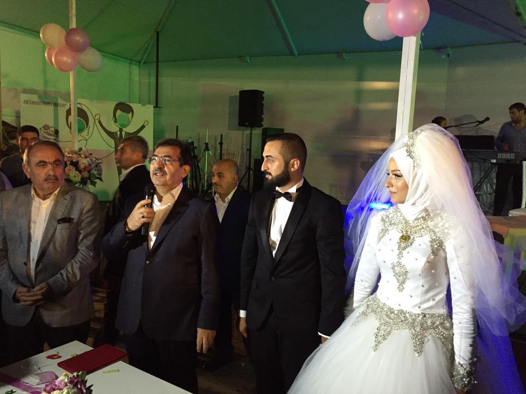 idrisgulluce's tweet photo. Abdulhamit Öz Kardeşimizin oğlunun nikah akdini gerçekleştirdik. Gençlerimize iki cihan saadeti diliyorum. http://t.co/gk03PFFwsZ