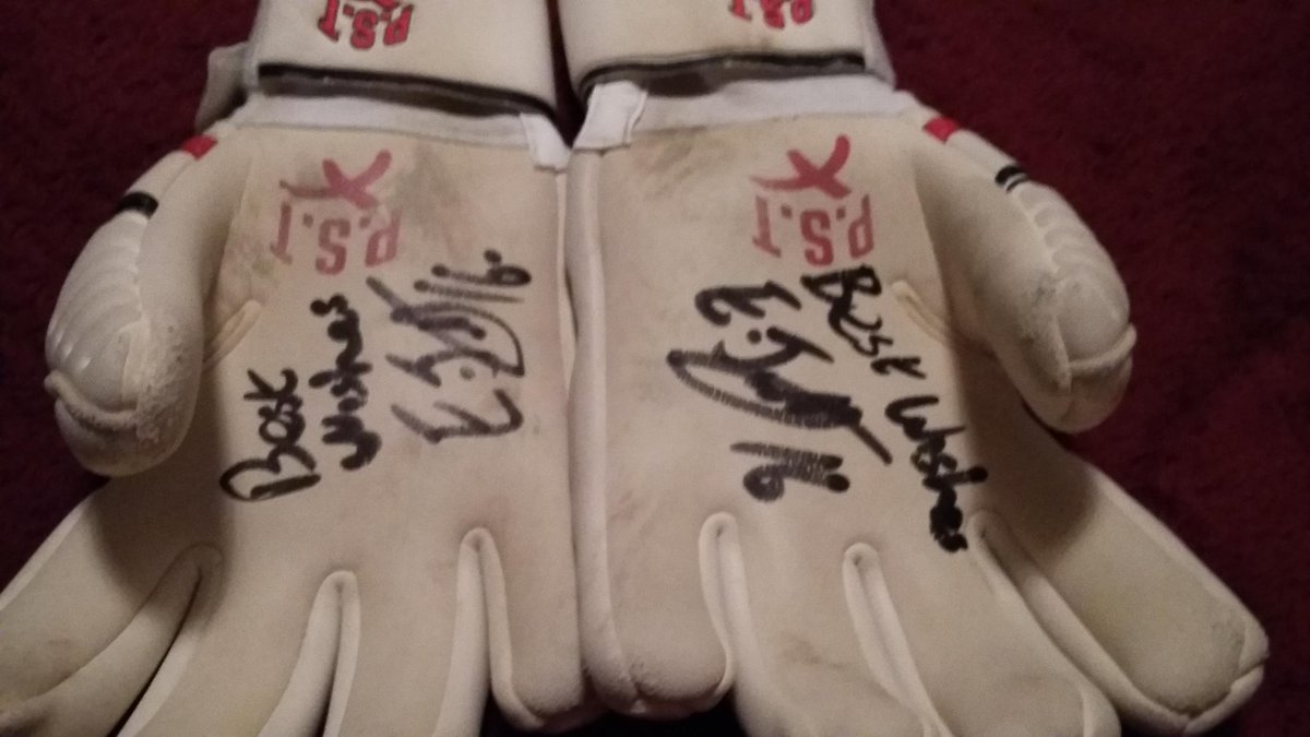 sarahltfcwall's tweet photo. @justham_gooner can u thank Elliott for signin these small thingz like this are great @LutonTown @LutonTownFan ⚽⚽⚽ xx http://t.co/XJvjdtu9qw