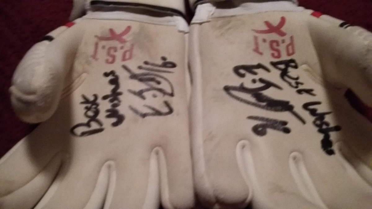 sarahltfcwall's tweet photo. @justham_gooner can u thank Elliott for signin these small thingz like this are great @LutonTown @LutonTownFan ⚽⚽⚽ xx http://t.co/XJvjdtu9qw