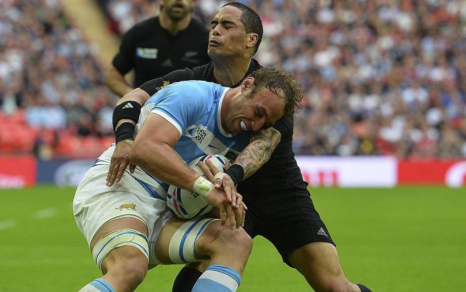 Fotos: #allblacks sufren para derrotar a Argentina emol.com/mundografico/?…