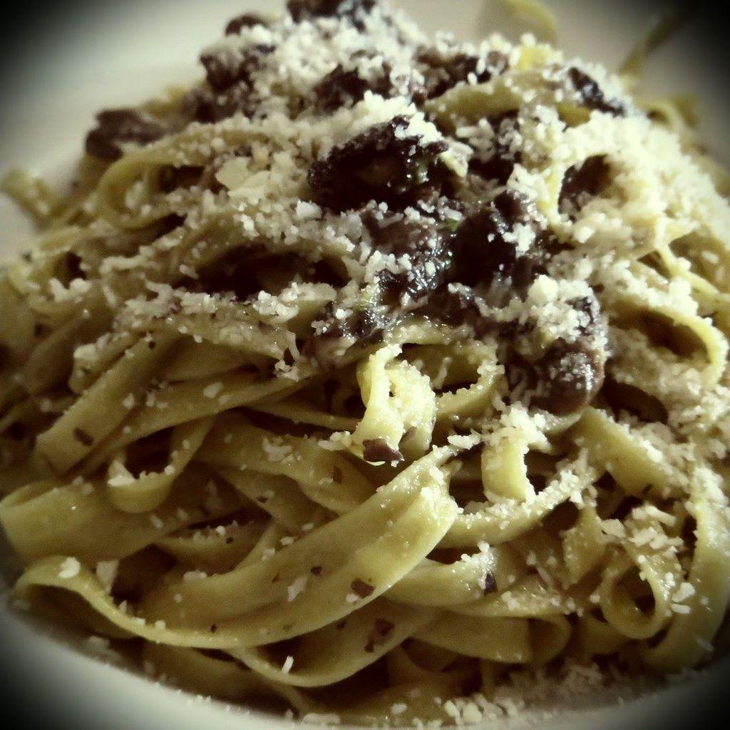 RicettaOnLine's tweet photo. Tagliatelle ai funghi? Ma si! Per una buona cena ci stanno bene. Sai come si preparano? #pasta #fettuccine #linguin… http://t.co/RzdiBO7qKC