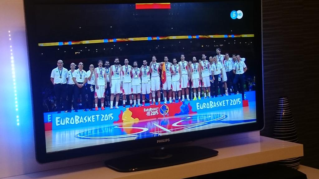 lervidavid's tweet photo. Viva España!!!! Que grandes sois. @paugasol gracias x tu entrega y amor a tu pais, eres el mejor. http://t.co/l2qJsIKO0t
